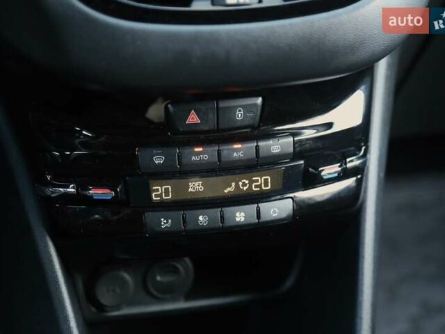 Белый Пежо 208, объемом двигателя 1.5 л и пробегом 55 тыс. км за 12000 $, фото 18 на Automoto.ua