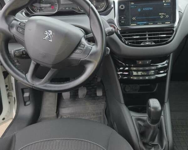 Белый Пежо 208, объемом двигателя 1.2 л и пробегом 115 тыс. км за 6999 $, фото 9 на Automoto.ua