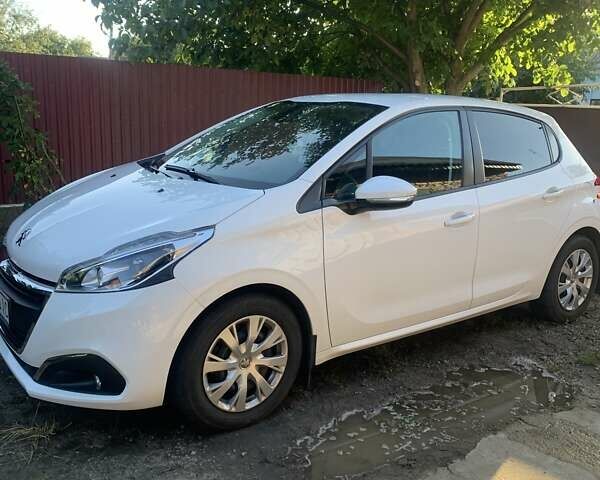 Белый Пежо 208, объемом двигателя 1.2 л и пробегом 28 тыс. км за 13000 $, фото 1 на Automoto.ua