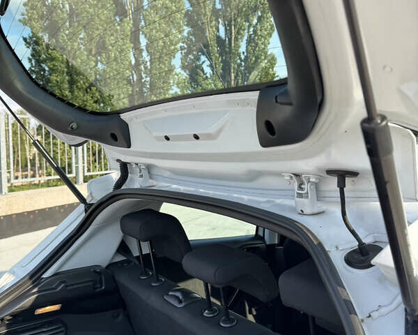 Белый Пежо 208, объемом двигателя 1.2 л и пробегом 87 тыс. км за 9000 $, фото 6 на Automoto.ua