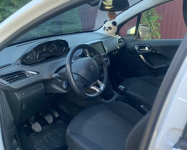 Белый Пежо 208, объемом двигателя 1.2 л и пробегом 28 тыс. км за 13000 $, фото 2 на Automoto.ua