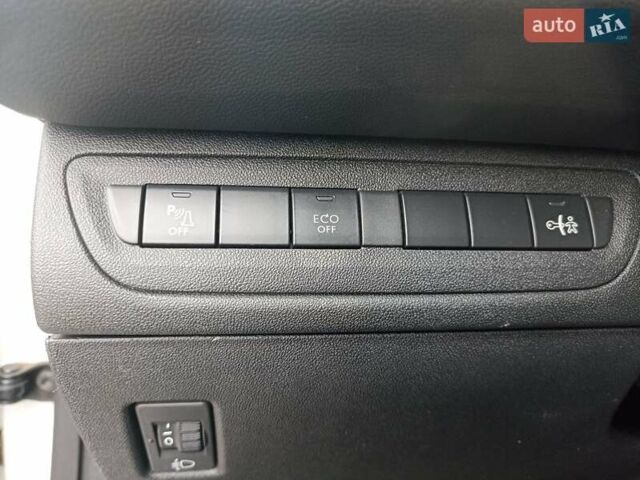 Белый Пежо 208, объемом двигателя 1.5 л и пробегом 84 тыс. км за 9400 $, фото 10 на Automoto.ua