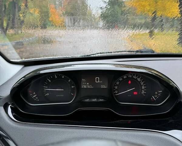 Белый Пежо 208, объемом двигателя 1.2 л и пробегом 178 тыс. км за 7000 $, фото 14 на Automoto.ua