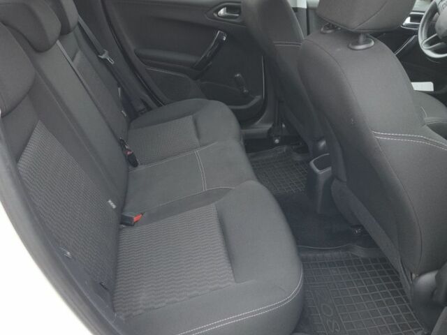 Белый Пежо 208, объемом двигателя 1.2 л и пробегом 115 тыс. км за 6999 $, фото 5 на Automoto.ua