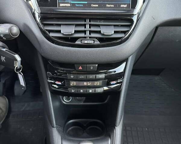 Белый Пежо 208, объемом двигателя 1.2 л и пробегом 103 тыс. км за 8000 $, фото 10 на Automoto.ua