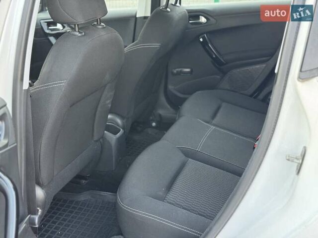 Белый Пежо 208, объемом двигателя 1.2 л и пробегом 103 тыс. км за 8000 $, фото 6 на Automoto.ua