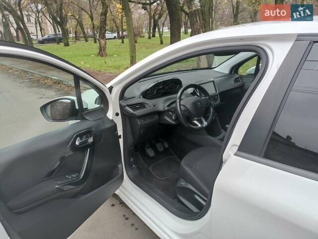 Белый Пежо 208, объемом двигателя 1.5 л и пробегом 84 тыс. км за 9400 $, фото 8 на Automoto.ua