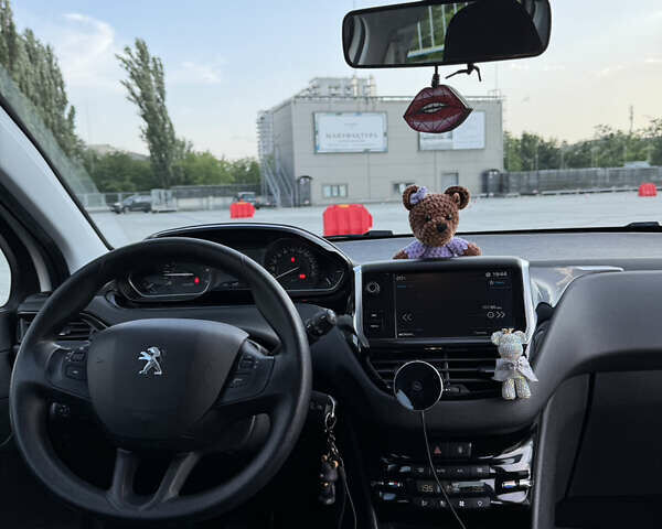 Белый Пежо 208, объемом двигателя 1.2 л и пробегом 87 тыс. км за 9000 $, фото 11 на Automoto.ua