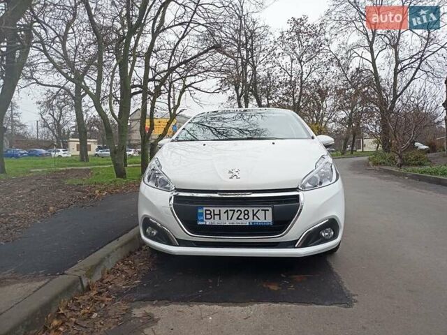 Белый Пежо 208, объемом двигателя 1.5 л и пробегом 84 тыс. км за 9400 $, фото 23 на Automoto.ua