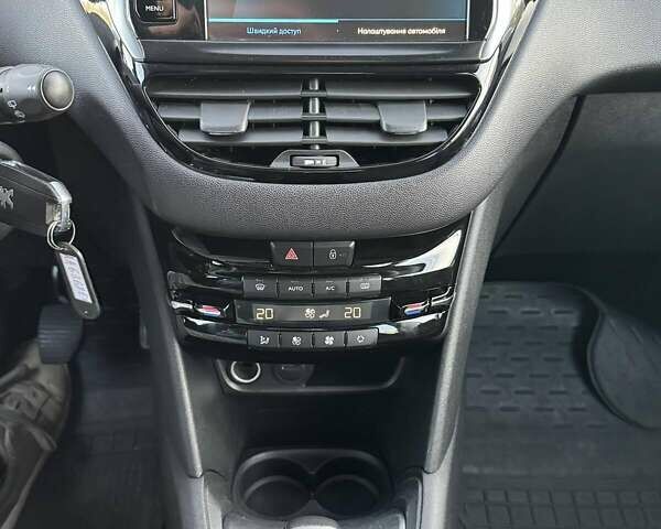 Белый Пежо 208, объемом двигателя 1.2 л и пробегом 161 тыс. км за 7000 $, фото 10 на Automoto.ua