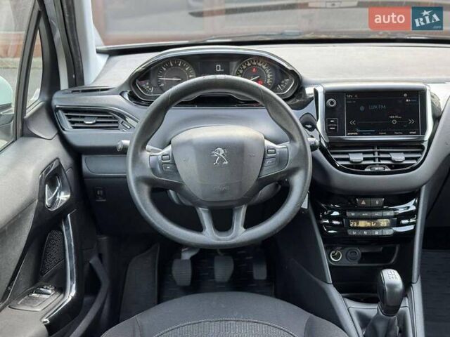 Белый Пежо 208, объемом двигателя 1.2 л и пробегом 103 тыс. км за 8000 $, фото 11 на Automoto.ua