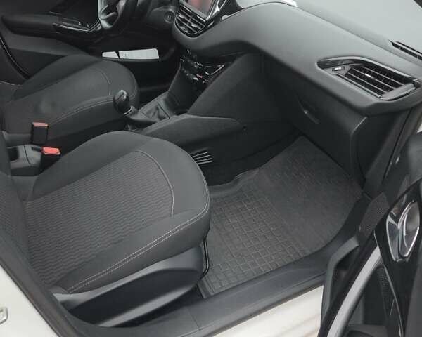 Белый Пежо 208, объемом двигателя 1.2 л и пробегом 115 тыс. км за 6999 $, фото 6 на Automoto.ua