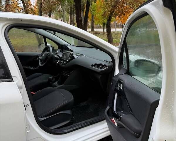 Белый Пежо 208, объемом двигателя 1.2 л и пробегом 178 тыс. км за 7000 $, фото 5 на Automoto.ua
