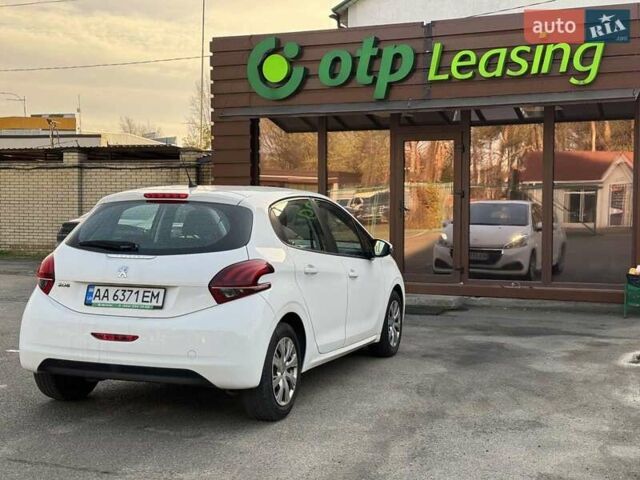 Белый Пежо 208, объемом двигателя 1.2 л и пробегом 103 тыс. км за 8000 $, фото 3 на Automoto.ua