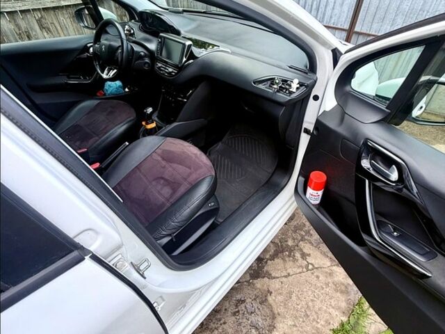 Белый Пежо 208, объемом двигателя 1.5 л и пробегом 130 тыс. км за 8500 $, фото 8 на Automoto.ua