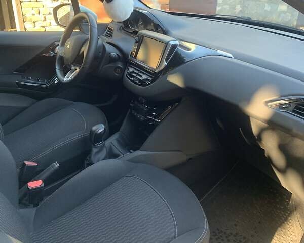 Белый Пежо 208, объемом двигателя 1.2 л и пробегом 28 тыс. км за 13000 $, фото 4 на Automoto.ua