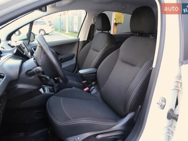 Белый Пежо 208, объемом двигателя 1.5 л и пробегом 55 тыс. км за 12000 $, фото 7 на Automoto.ua