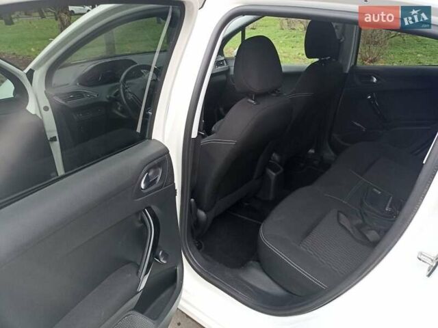 Белый Пежо 208, объемом двигателя 1.5 л и пробегом 84 тыс. км за 9400 $, фото 14 на Automoto.ua