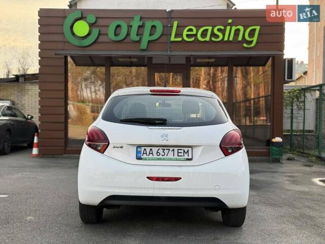 Белый Пежо 208, объемом двигателя 1.2 л и пробегом 103 тыс. км за 8000 $, фото 4 на Automoto.ua