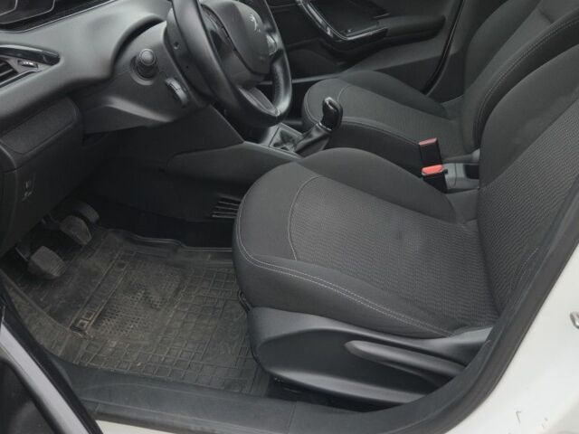 Белый Пежо 208, объемом двигателя 1.2 л и пробегом 115 тыс. км за 6999 $, фото 6 на Automoto.ua