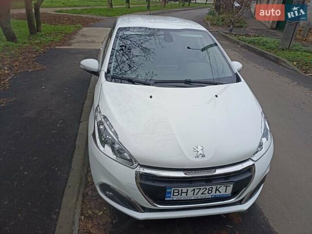 Белый Пежо 208, объемом двигателя 1.5 л и пробегом 84 тыс. км за 9400 $, фото 13 на Automoto.ua