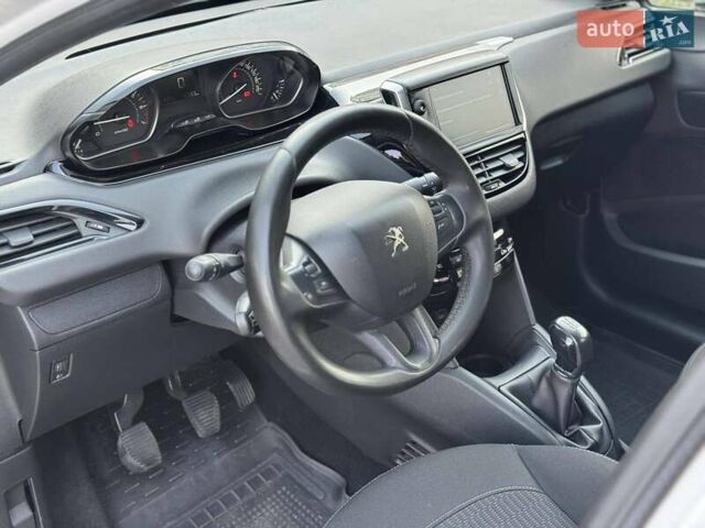 Белый Пежо 208, объемом двигателя 1.2 л и пробегом 161 тыс. км за 7000 $, фото 7 на Automoto.ua