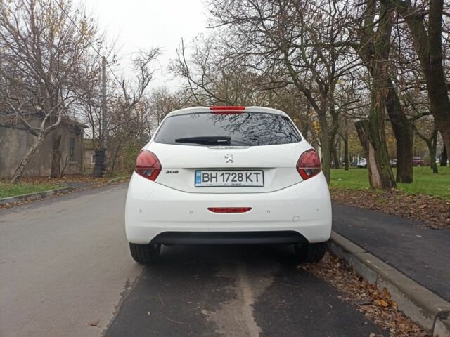 Белый Пежо 208, объемом двигателя 1.5 л и пробегом 84 тыс. км за 9400 $, фото 4 на Automoto.ua