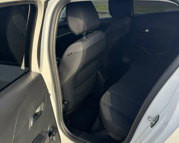 Белый Пежо 208, объемом двигателя 0 л и пробегом 95 тыс. км за 14200 $, фото 5 на Automoto.ua