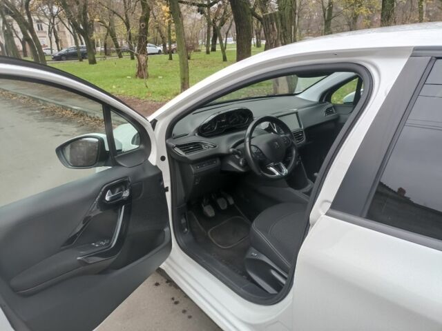 Белый Пежо 208, объемом двигателя 1.5 л и пробегом 84 тыс. км за 9400 $, фото 9 на Automoto.ua
