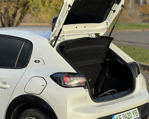 Белый Пежо 208, объемом двигателя 0 л и пробегом 95 тыс. км за 14200 $, фото 8 на Automoto.ua