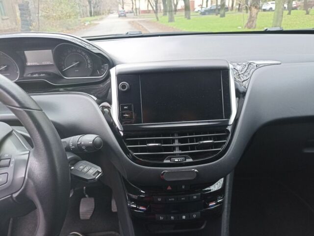 Белый Пежо 208, объемом двигателя 1.5 л и пробегом 84 тыс. км за 9400 $, фото 12 на Automoto.ua