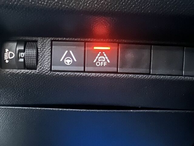 Белый Пежо 208, объемом двигателя 0 л и пробегом 25 тыс. км за 14250 $, фото 7 на Automoto.ua