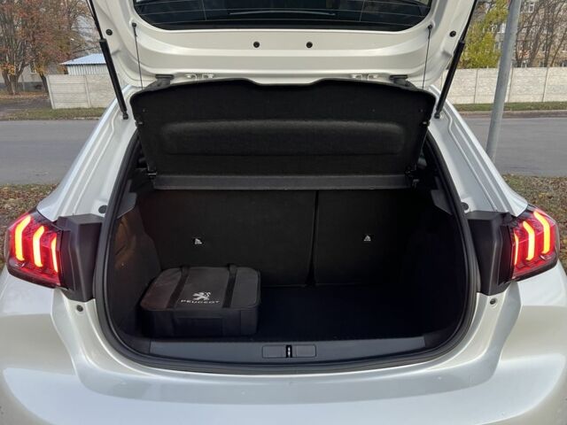 Белый Пежо 208, объемом двигателя 0 л и пробегом 25 тыс. км за 14250 $, фото 8 на Automoto.ua