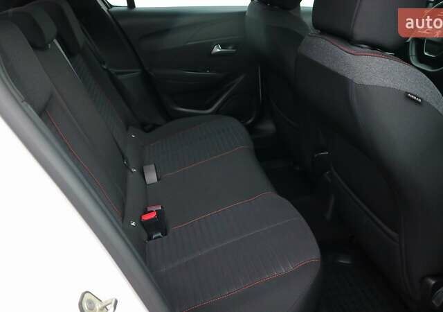 Белый Пежо 208, объемом двигателя 1.2 л и пробегом 53 тыс. км за 16299 $, фото 6 на Automoto.ua