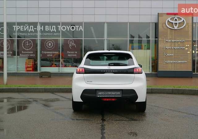 Белый Пежо 208, объемом двигателя 1.2 л и пробегом 53 тыс. км за 16299 $, фото 3 на Automoto.ua