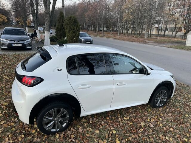 Белый Пежо 208, объемом двигателя 0 л и пробегом 25 тыс. км за 14250 $, фото 2 на Automoto.ua