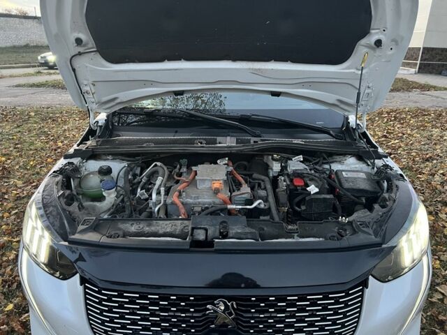 Белый Пежо 208, объемом двигателя 0 л и пробегом 25 тыс. км за 14250 $, фото 9 на Automoto.ua