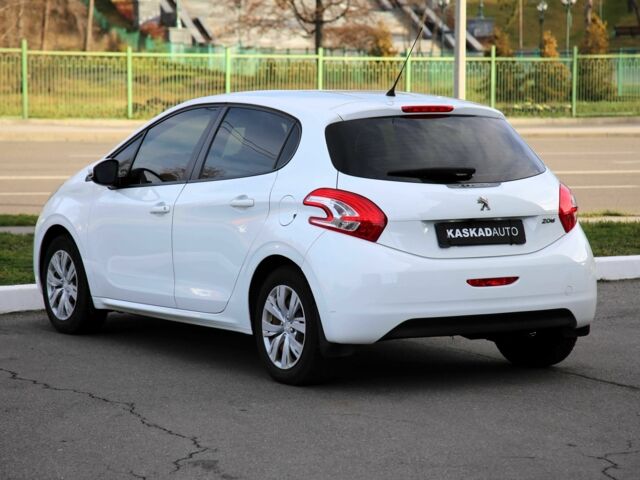 Белый Пежо 208, объемом двигателя 1.2 л и пробегом 93 тыс. км за 7800 $, фото 3 на Automoto.ua