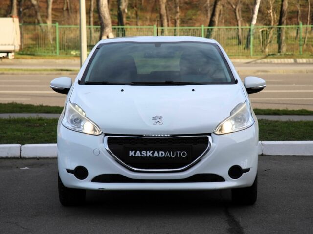 Белый Пежо 208, объемом двигателя 1.2 л и пробегом 93 тыс. км за 7800 $, фото 9 на Automoto.ua