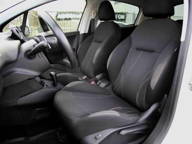 Белый Пежо 208, объемом двигателя 1.2 л и пробегом 93 тыс. км за 7800 $, фото 15 на Automoto.ua