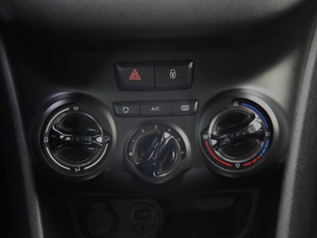 Белый Пежо 208, объемом двигателя 1.2 л и пробегом 93 тыс. км за 7800 $, фото 17 на Automoto.ua