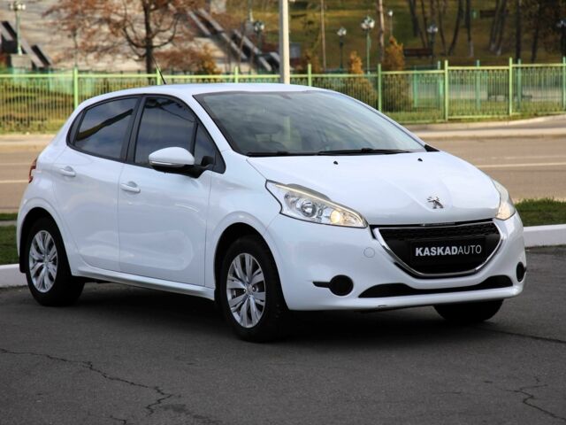 Белый Пежо 208, объемом двигателя 1.2 л и пробегом 93 тыс. км за 7800 $, фото 2 на Automoto.ua