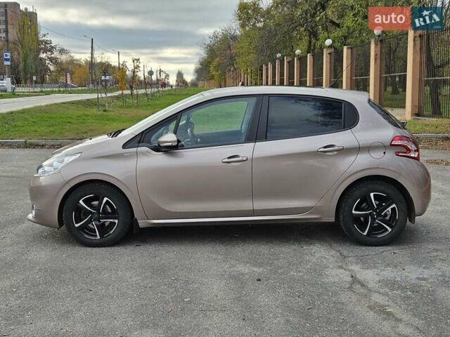 Бежевый Пежо 208, объемом двигателя 1.6 л и пробегом 50 тыс. км за 8900 $, фото 6 на Automoto.ua