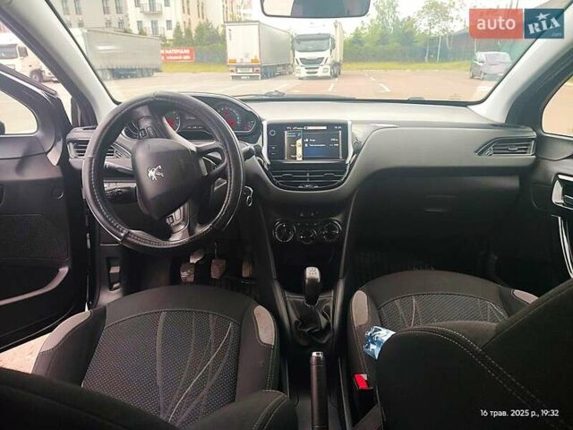 Черный Пежо 208, объемом двигателя 1.2 л и пробегом 137 тыс. км за 6500 $, фото 11 на Automoto.ua