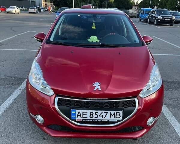 Красный Пежо 208, объемом двигателя 1.2 л и пробегом 115 тыс. км за 7300 $, фото 4 на Automoto.ua