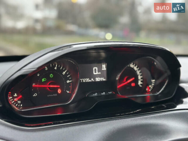 Красный Пежо 208, объемом двигателя 1.2 л и пробегом 177 тыс. км за 5500 $, фото 8 на Automoto.ua