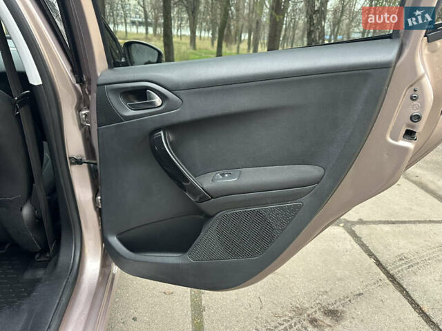 Красный Пежо 208, объемом двигателя 1.6 л и пробегом 232 тыс. км за 7999 $, фото 19 на Automoto.ua