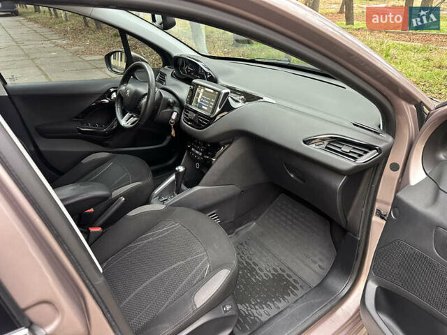 Красный Пежо 208, объемом двигателя 1.6 л и пробегом 232 тыс. км за 7999 $, фото 23 на Automoto.ua