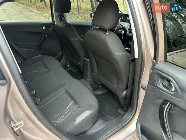 Красный Пежо 208, объемом двигателя 1.6 л и пробегом 232 тыс. км за 7999 $, фото 20 на Automoto.ua