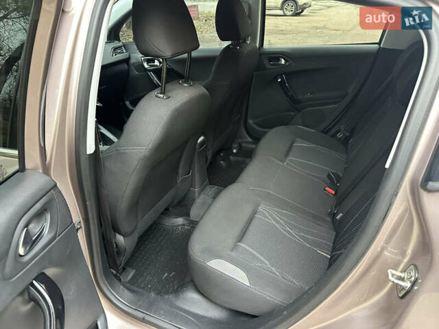 Красный Пежо 208, объемом двигателя 1.6 л и пробегом 232 тыс. км за 7999 $, фото 17 на Automoto.ua